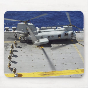 海兵隊員がCH-46Eシーナイトヘリコプターに乗る マウスパッド