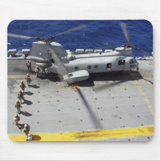 海兵隊員がCH-46Eシーナイトヘリコプターに乗る マウスパッド