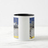 海兵隊員がCH-46Eシーナイトヘリコプターに乗る マグカップ (中央)