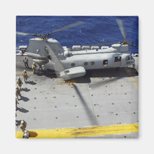 海兵隊員がCH-46Eシーナイトヘリコプターに乗る マグネット