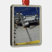 海兵隊員がCH-46Eシーナイトヘリコプターに乗る メタルオーナメント (右)