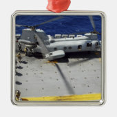 海兵隊員がCH-46Eシーナイトヘリコプターに乗る メタルオーナメント (正面)