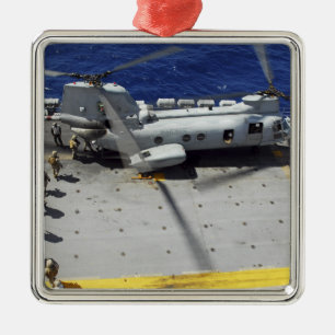 海兵隊員がCH-46Eシーナイトヘリコプターに乗る メタルオーナメント