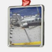 海兵隊員がCH-46Eシーナイトヘリコプターに乗る メタルオーナメント (左)