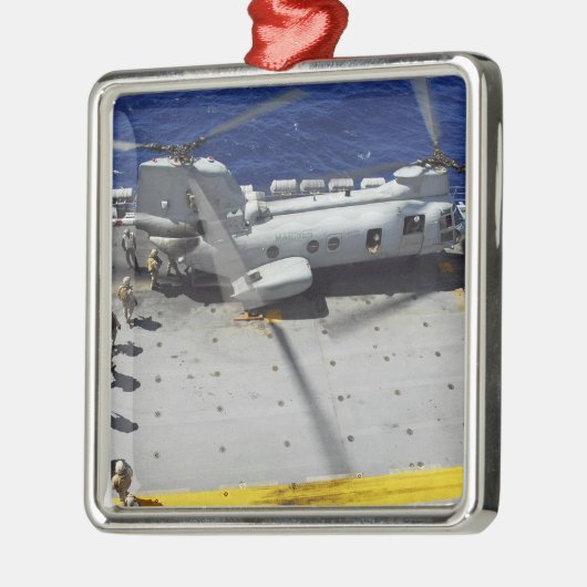 海兵隊員がCH-46Eシーナイトヘリコプターに乗る メタルオーナメント (左)