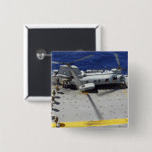 海兵隊員がCH-46Eシーナイトヘリコプターに乗る 缶バッジ (正面&裏面)