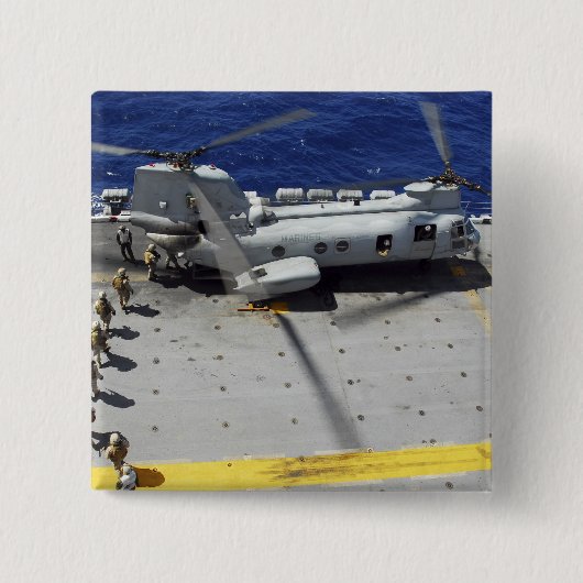 海兵隊員がCH-46Eシーナイトヘリコプターに乗る 缶バッジ (正面)