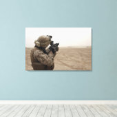 海兵隊員がM-32を発砲する キャンバスプリント (インサイチュ (ウッドフロア))