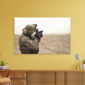 海兵隊員がM-32を発砲する キャンバスプリント (インサイチュ (リビング))