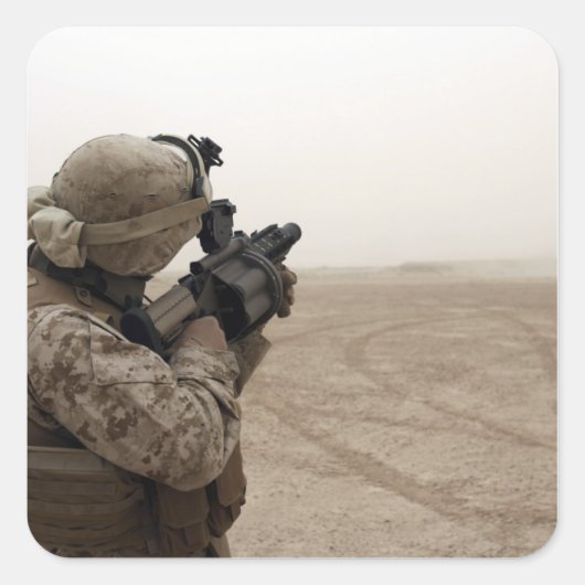 海兵隊員がM-32を発砲する スクエアシール (正面)