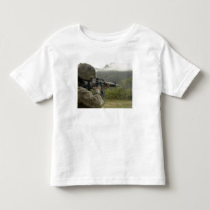 海兵隊員はドリルを行ないます トドラーTシャツ