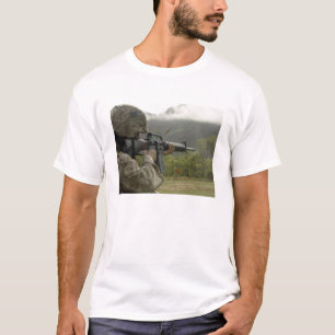 海兵隊員はドリルを行ないます Tシャツ