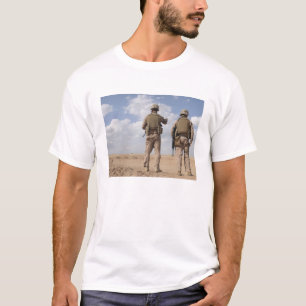 海兵隊員は反乱を起した活動のために地平線をスキャンします Tシャツ