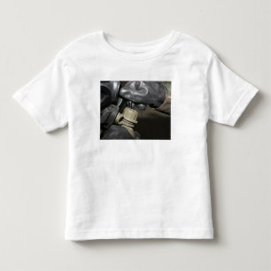 海兵隊員は彼のcanteに飲む管を挿入します トドラーTシャツ