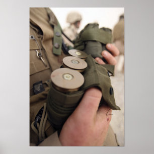 海兵隊員は40のmmの手榴弾の握りをあやします ポスター