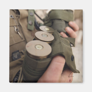 海兵隊員は40のmmの手榴弾の握りをあやします マグネット