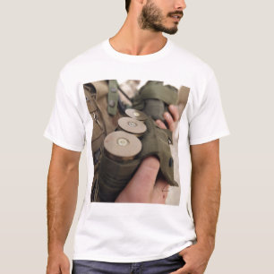 海兵隊員は40のmmの手榴弾の握りをあやします tシャツ