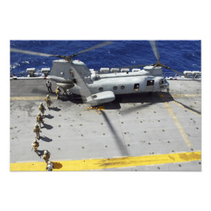 海兵隊員はCH-46Eの海の騎士ヘリコプターに乗ります フォトプリント