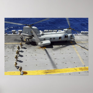 海兵隊員はCH-46Eの海の騎士ヘリコプターに乗ります ポスター