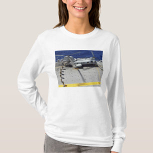 海兵隊員はCH-46Eの海の騎士ヘリコプターに乗ります Tシャツ