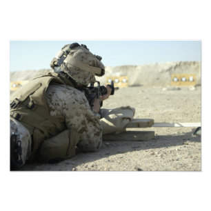海兵隊員はM16A2サービスライフルを始動させます フォトプリント