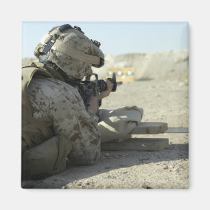海兵隊員はM16A2サービスライフルを始動させます マグネット