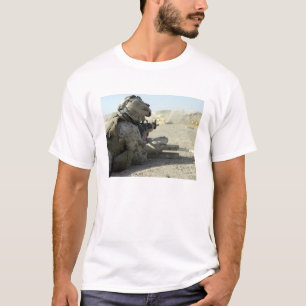 海兵隊員はM16A2サービスライフルを始動させます Tシャツ