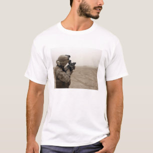 海兵隊員はM-32を始動させます Tシャツ