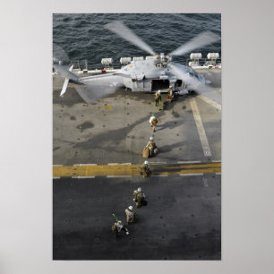 海兵隊員はMH-60Sに乗ることを準備します ポスター