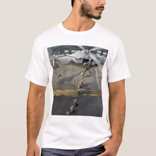 海兵隊員はMH-60Sに乗ることを準備します Tシャツ