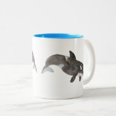 海動物の水色キラーホエールオルカ ツートーンマグカップ (正面右)