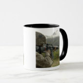 海員が訓練を行う マグカップ (正面右)