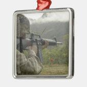 海員が訓練を行う メタルオーナメント (左)