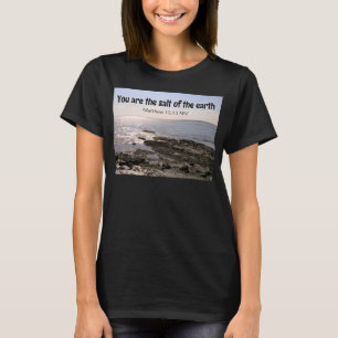 海塩の写真地球バイブル聖句ブラック Tシャツ