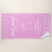 海岸での最後の乾杯 ピンクの花嫁の最後の夜 ビーチタオル (正面)