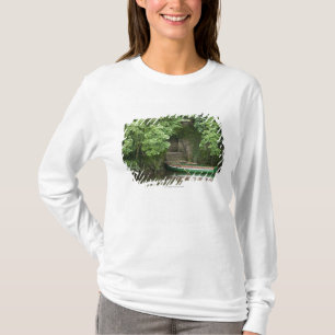 海岸に沿うある階段でロープをかけられる漕艇 Tシャツ