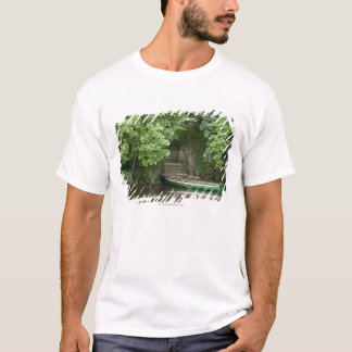 海岸に沿うある階段でロープをかけられる漕艇 Tシャツ