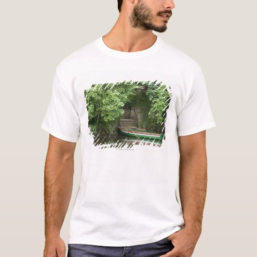 海岸に沿うある階段でロープをかけられる漕艇 Tシャツ (正面)