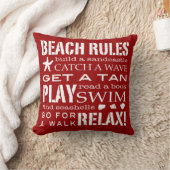 海岸のはっきりしたな赤くのによるビーチの規則及び白い クッション (ブランケット)