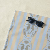 海岸のウミウマのカメオブルー＆クリームストライプモノグラム ビーチタオル (インサイチュ)