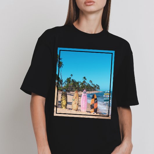 海岸のサーフボードビーチシーン Tシャツ