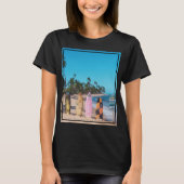 海岸のサーフボードビーチシーン Tシャツ (正面)