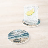 海岸のビーチにある水彩画風の風化したボート コースター (側面)