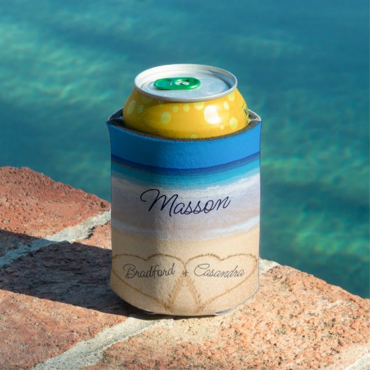 海岸のビーチウェディング ハート イン サンド カスタムネーム 缶クーラー (インサイチュ プール)