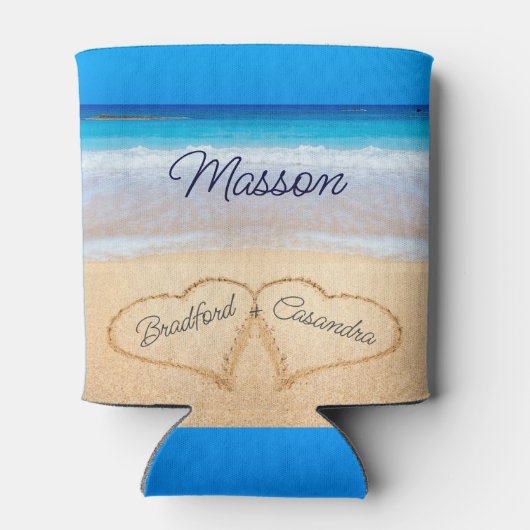海岸のビーチウェディング ハート イン サンド カスタムネーム 缶クーラー (裏面)