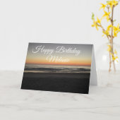 海岸の幸せな誕生日　夕日が沈むビーチ カード (黄色い花)
