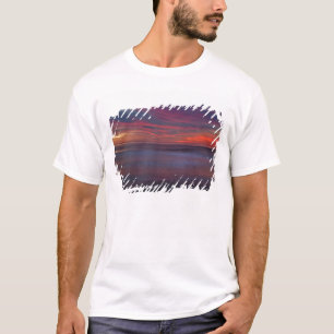 海岸の紫色の日の出 Tシャツ