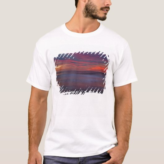 海岸の紫色の日の出 Tシャツ (正面)