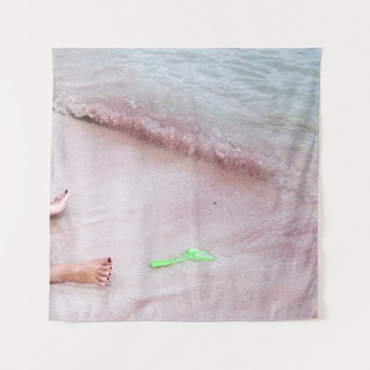 海岸の足（緑のシャベルのそばにある人のショベル） タペストリー (正面)