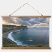 海岸の静けさ: 崖の上の夕日 吊り下げ型タペストリー (正面)